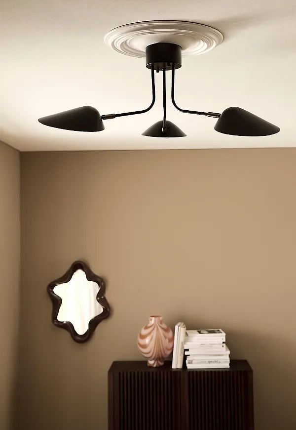 Cool svart lampa 2025 från Ellos Home.