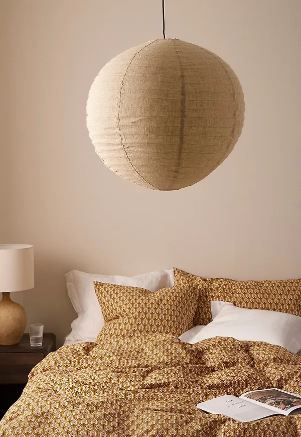 Beige Ellos Home-taklampa i exklusiv modell.