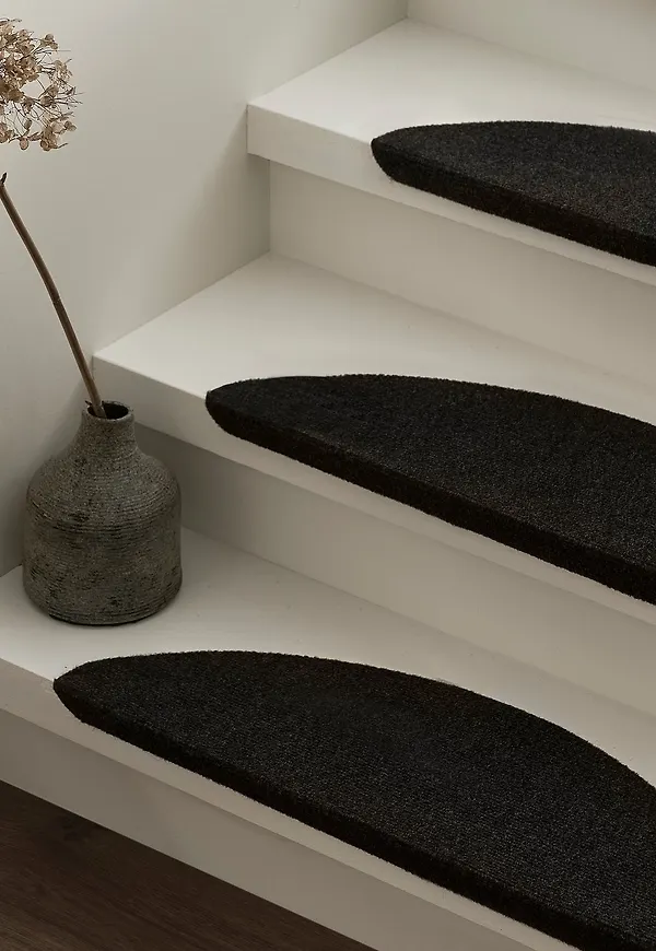 Fantastiskt fin matta i svart från Ellos Home.