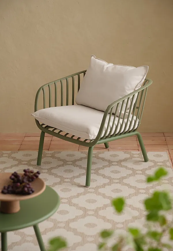 Supersnygg grön fåtölj 2025 från Ellos Home.