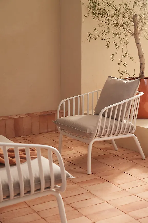 Vit Ellos Home-trädgårdsfåtölj i fantastiskt fin modell.