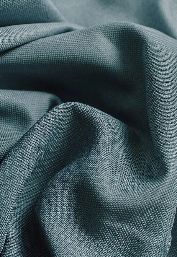 Blå Ellos Home-mörkläggningsgardin i otroligt snygg modell.