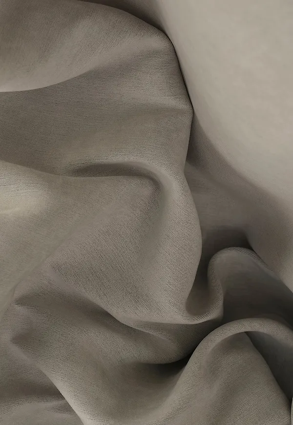 Grå Ellos Home-mörkläggningsgardin i elegant modell.