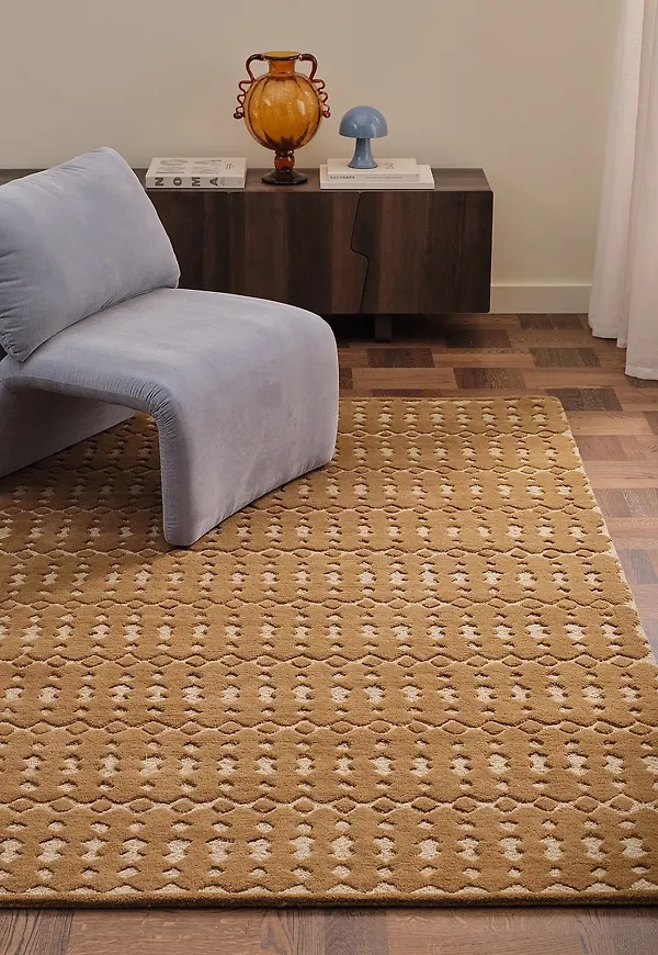 Moderiktig ellos matta i brun färg gjord i ull.