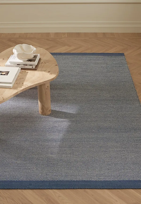 Riktigt trendig ellos matta i blå färg gjord i ull.