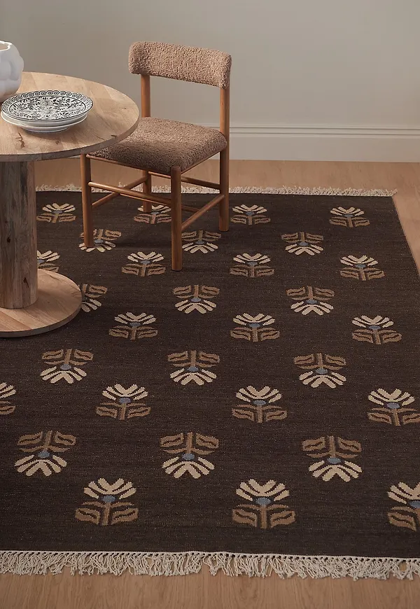 Exklusiv ellos home ellos matta i brun färg gjord i ull.