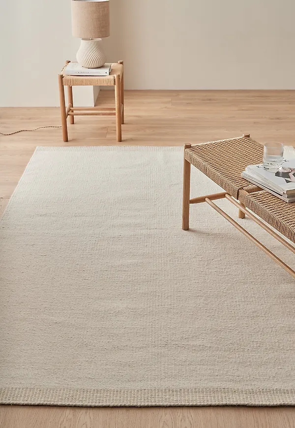 Vit Ellos Home-halkskyddsmatta i skön modell.