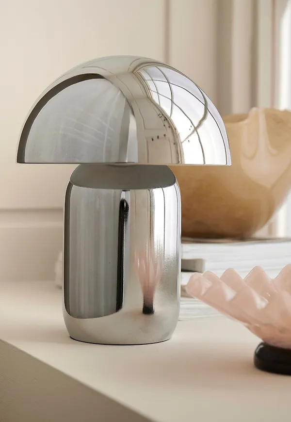 Komfortabel bordslampa 2025 från Ellos Home.