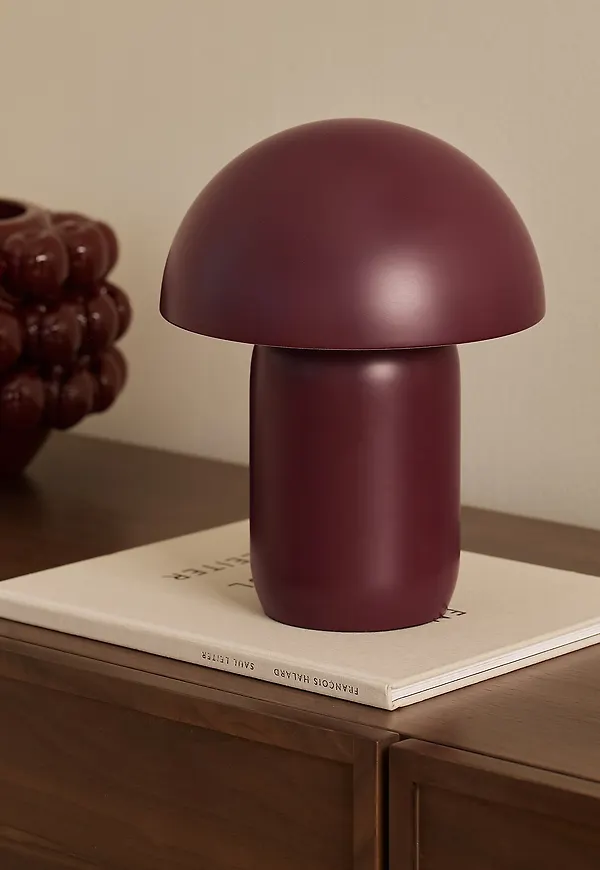 Fantastiskt snygg röd lampa 2025 från Ellos Home.