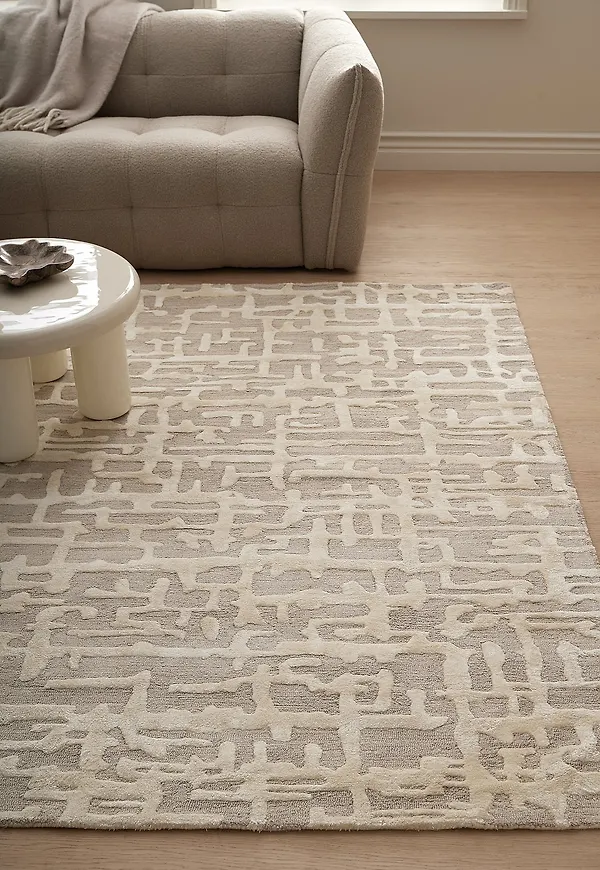 Klassisk ellos matta i vit färg gjord i viskos.