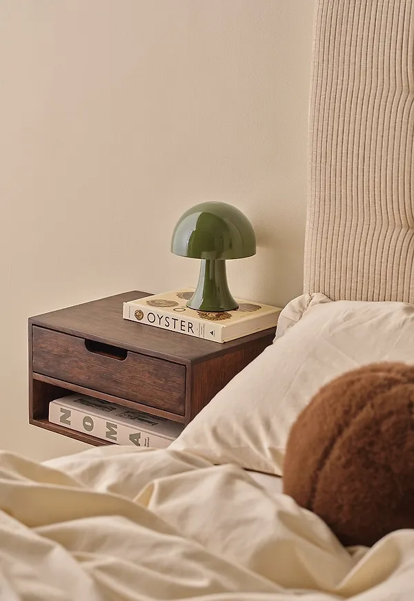 Supersnygg brun sängbord i ek 2025 från Ellos Home.