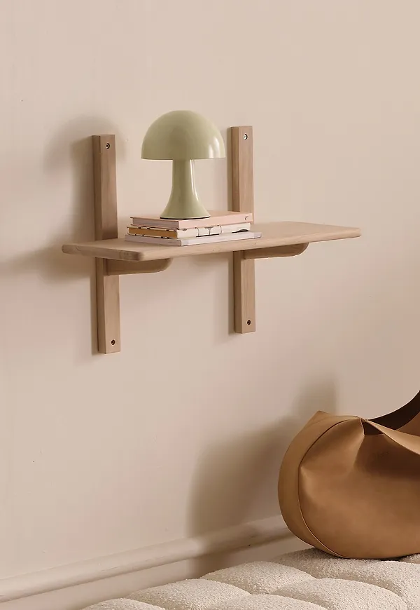 Fin vägghylla i ek 2025 från Ellos Home.