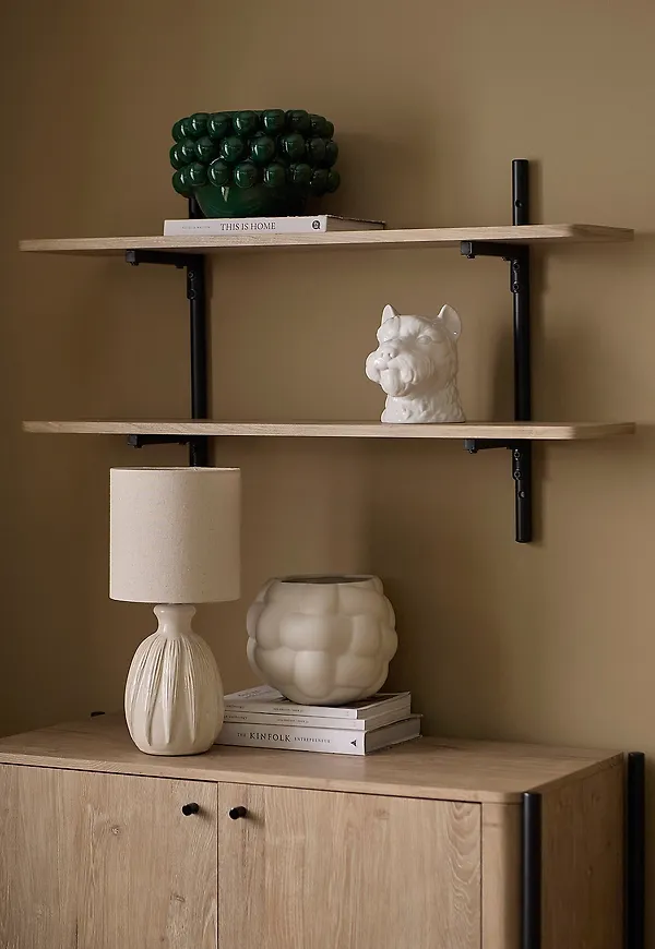 Beige Ellos Home-hylla i moderiktig modell.