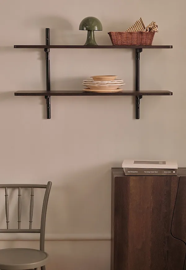 Mysig brun hylla i järn från Ellos Home.