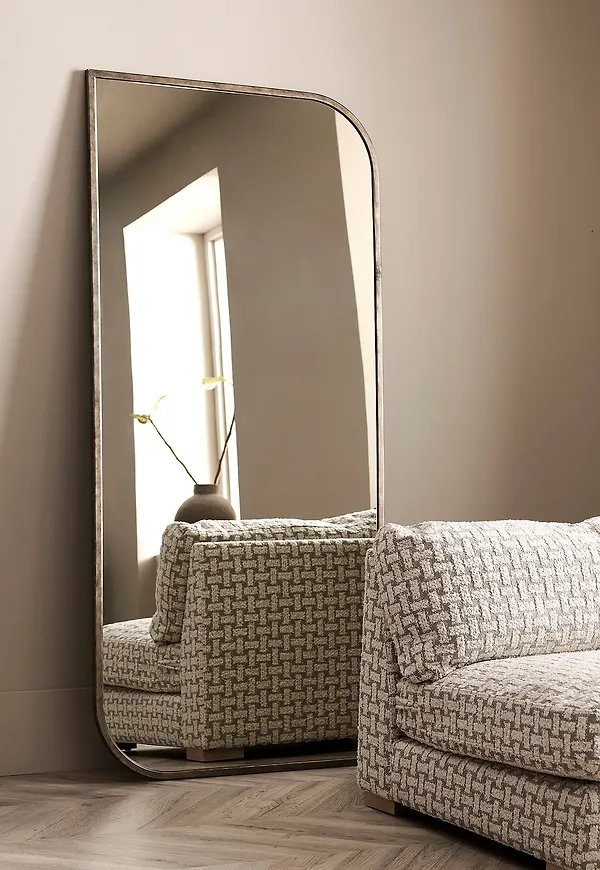 Snygg spegel 2025 från Ellos Home.