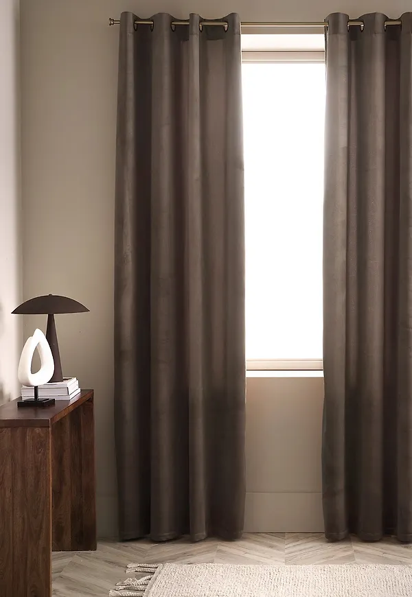 Sammetsgardin som passar perfekt till sommaren 2025!