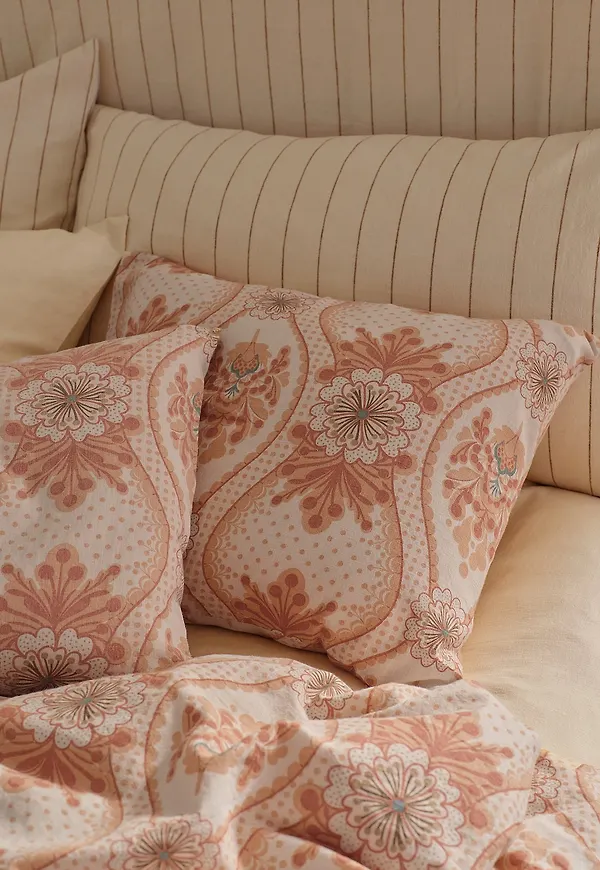 Söt bomullsgardin i rosa från Ellos Home.