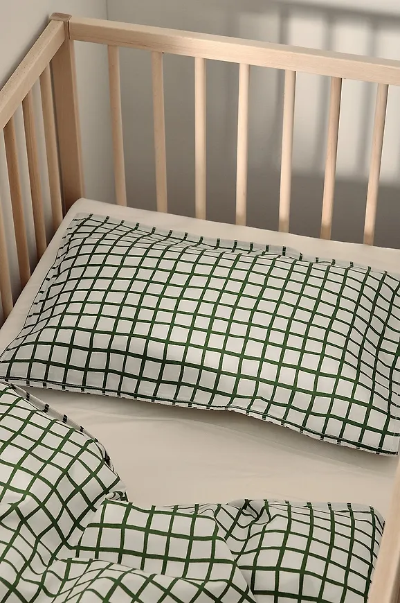 Smickrande spjälsäng i rosa från Ellos Home.