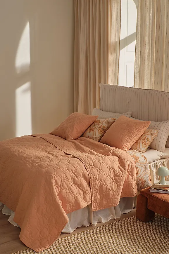 Otroligt fin Säng som passar bra vid många olika tillfällen.