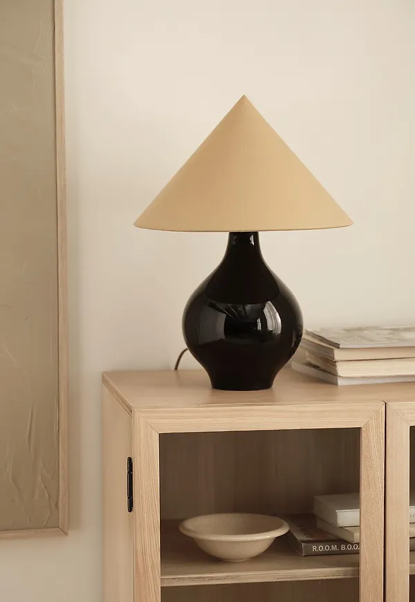 Riktigt snygg Lampa som passar bra vid många olika tillfällen.