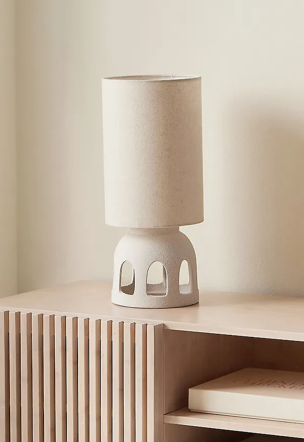 Komfortabel beige lampa 2026 från Ellos Home.