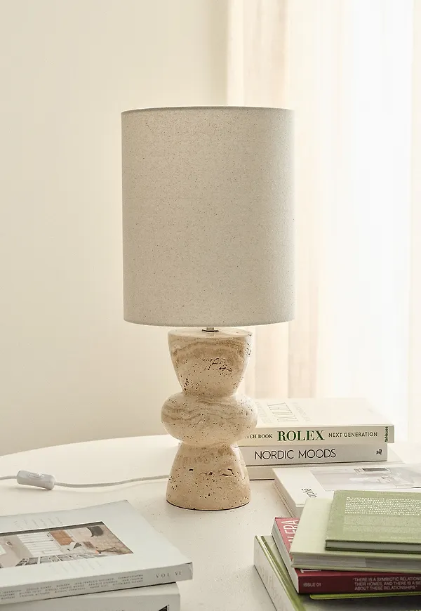 Modern Lampa som passar bra vid många olika tillfällen.