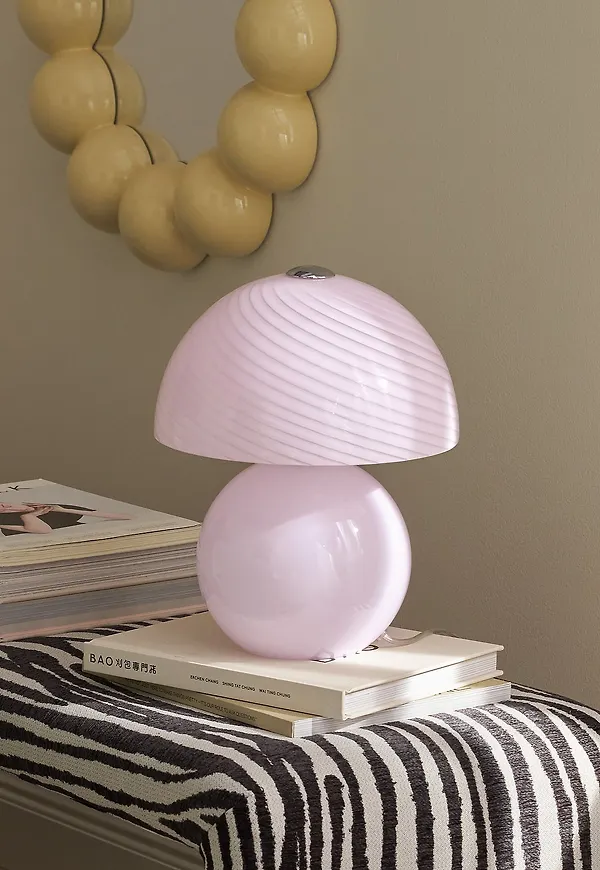 Lila Ellos Home-lampa i jättefin modell.