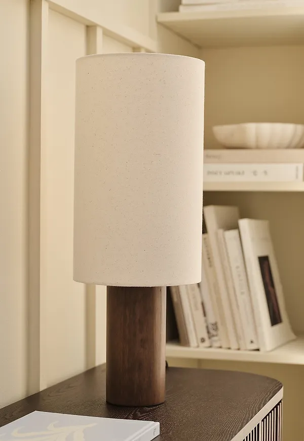Otroligt fin brun lampa 2026 från Ellos Home.