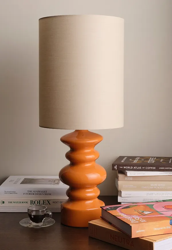 Orange Ellos Home-bordslampa i klassisk modell.