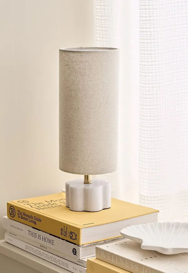 Fantastiskt fin lampa i vitt från Ellos Home.