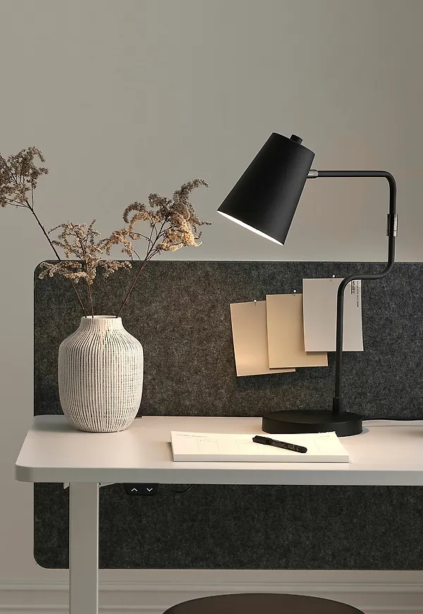 Svart Ellos Home-lampa i riktigt trendig modell.