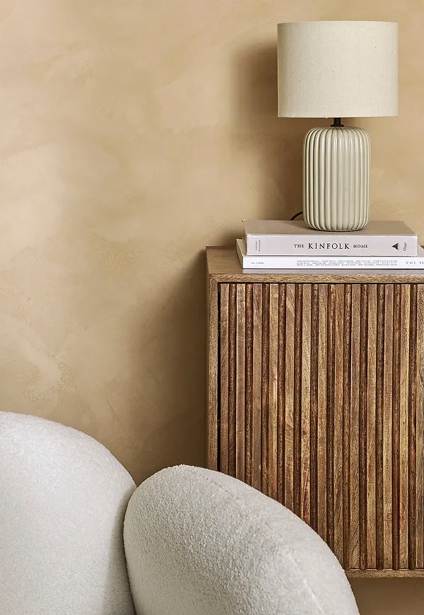 Beige Ellos Home-lampa i fin modell.