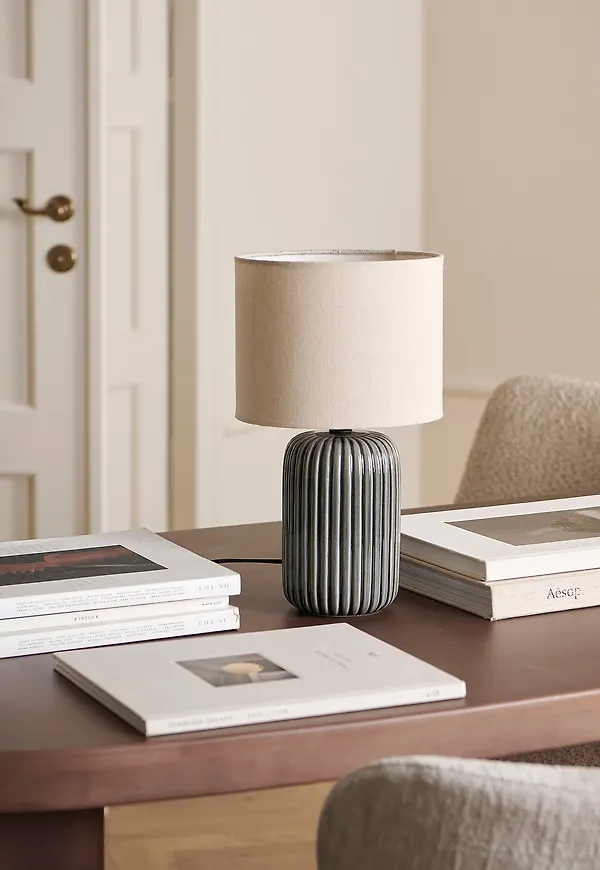 Grå Ellos Home-bordslampa i vacker modell.