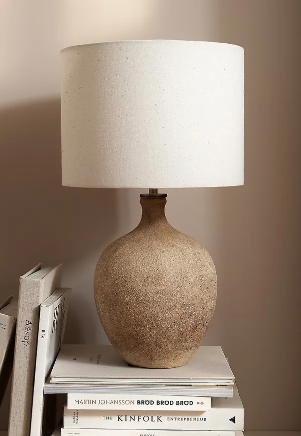 Superfin bordslampa i beiget från Ellos Home.