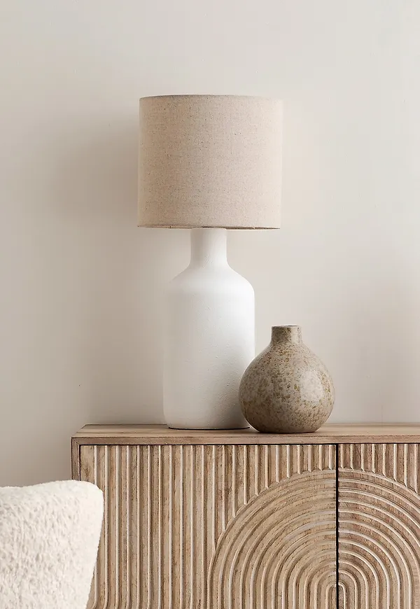 Fin vit lampa 2026 från Ellos Home.