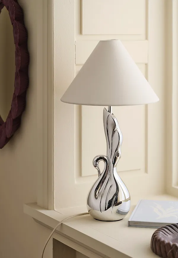 Snygg silver lampa 2026 från Ellos Home.