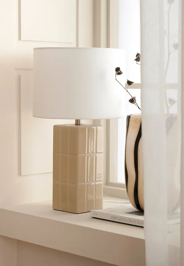 Otroligt fin bordslampa 2026 från Ellos Home.
