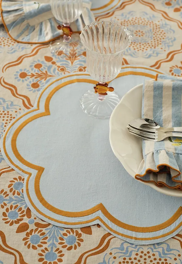 Snygg ellos gardin i blå färg gjord i bomull.