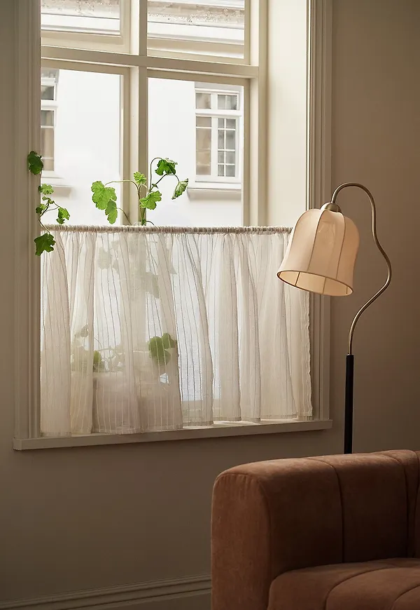 Härlig beige gardin 2026 från Ellos Home.