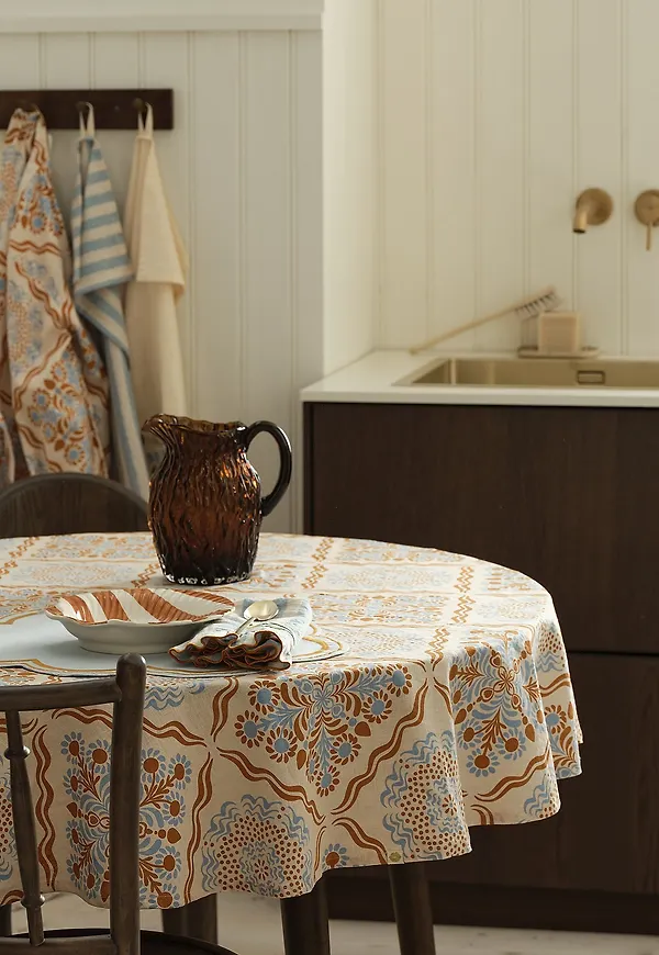 Moderiktig ellos home gardin i blå färg gjord i bomull.