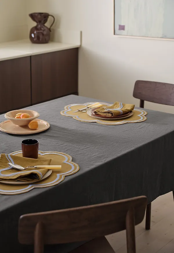 Grå Ellos Home-duk i stilriktig modell.