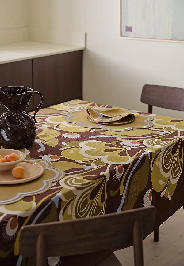 Jättefin gardin i brunt från Ellos Home.