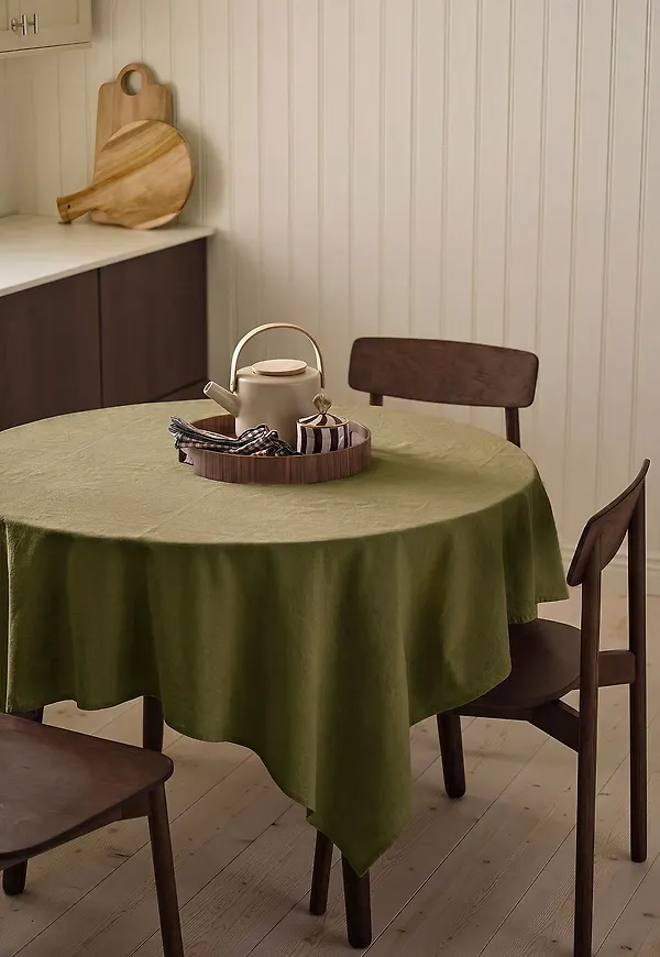 Smickrande bordsduk i bomull från Ellos Home.