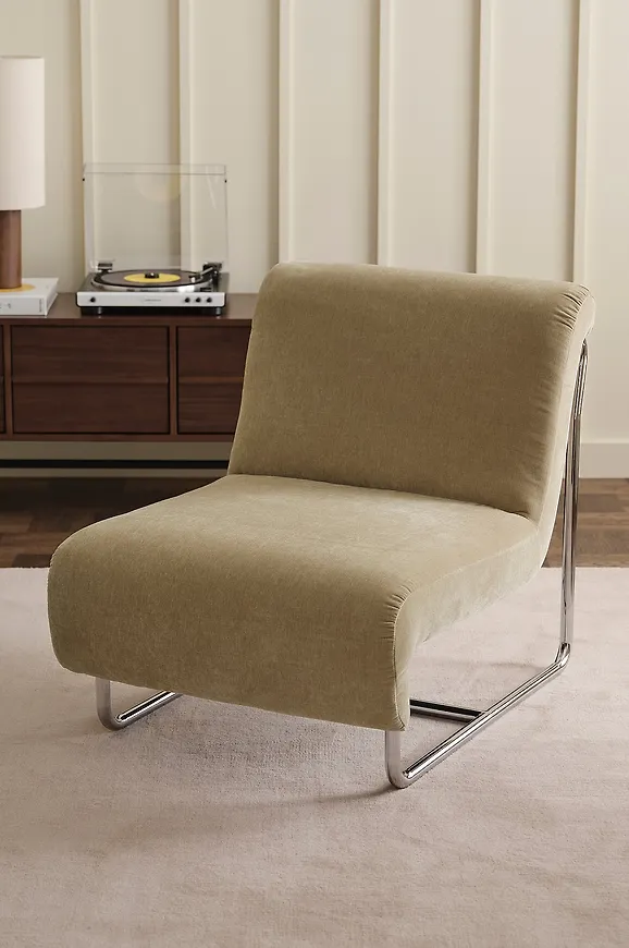 Komfortabel beige fåtölj 2026 från Ellos Home.