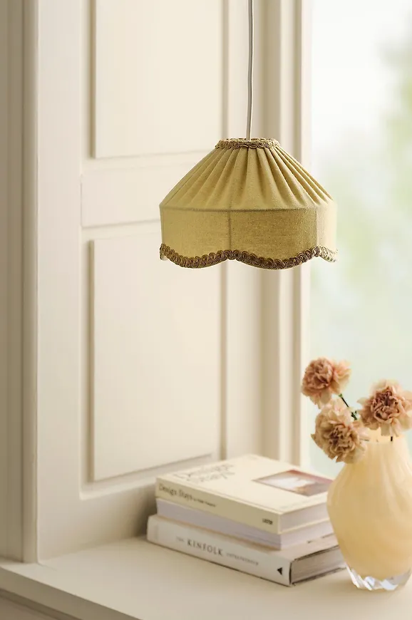 Trendig lampa i gult från Ellos Home.