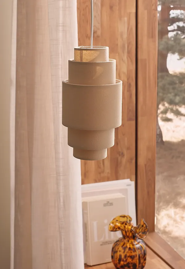 Jättesnygg fönsterlampa i beiget från Ellos Home.