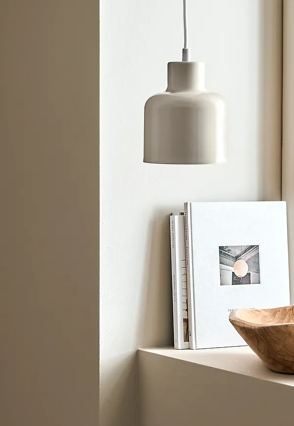 Vit Ellos Home-fönsterlampa i modern modell.