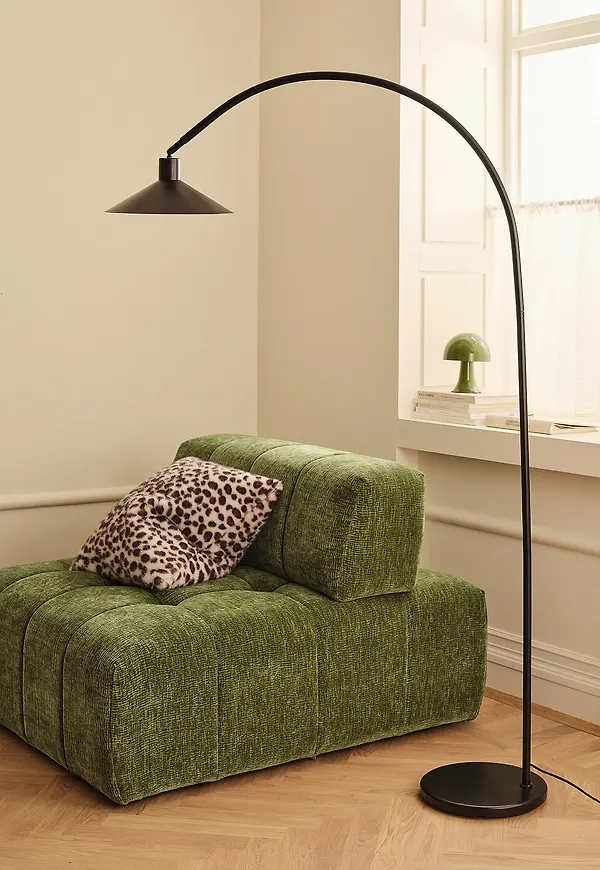 Svart Ellos Home-lampa i supersnygg modell.