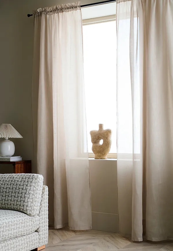 Beige Ellos Home-julgardin i jättefin modell.