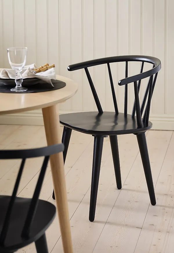 Cool karmstol i svart från Ellos Home.